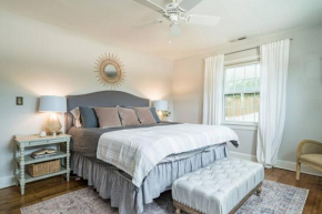 Stylish Five Points Home! 5 Mins to Downtown and NC State! Walk to Breweries Dog Friendly